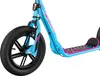 A close-up view of the front wheel and deck of a blue kick scooter with pink accents. Anteprima dell’immagine prodotto