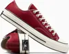 A pair of red Converse Chuck 70 sneakers. Produktbild-Vorschau
