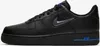 A side view of a black Nike Air Force 1 shoe with blue accents. Produktbild-Vorschau