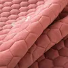 Nahaufnahme eines weichen rosa gesteppten Stoffs mit Wabenmuster und leichtem weißen Detail Náhled obrázku produktu
