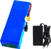 A battery pack and its charger are displayed against a white background. Voir les images du produit
