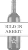 A bottle of wine with a banner across it saying 'BILD IN ARBEIT'. Anteprima dell’immagine prodotto
