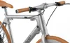 Close-up view of the handlebars, frame, and front wheel of a silver bicycle with brown accents. Anteprima dell’immagine prodotto
