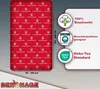 A product image showing a red fitted sheet with the FC Bayern München logo repeated, alongside icons and text detailing product features and certifications. Anteprima dell’immagine prodotto