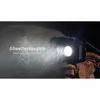 A flashlight is shown in the rain, highlighting its all-weather capability. Anteprima dell’immagine prodotto