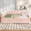 A pink upholstered daybed with a scalloped headboard is shown in a bedroom setting with a patterned rug. Produktbild-Vorschau
