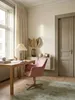 Eleganter Schreibtischstuhl in Rosa Samt mit Goldgestell in einem stilvollen Home-Office mit hellem Holzboden und einem weichen Teppich, der eine luxuriöse Atmosphäre schafft._#sku_SAFWL6.306#