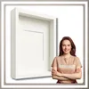 A woman is standing next to a white 3D frame. Anteprima dell’immagine prodotto