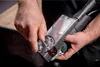 A person's hands are shown adjusting a tool. Anteprima dell’immagine prodotto