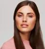 A woman wearing a pink top, with brown hair and makeup, looking at the camera. Anteprima dell’immagine prodotto