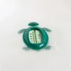 A green turtle-shaped bath thermometer floats in soapy water. Anteprima dell’immagine prodotto