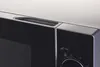A close-up view of the top and side of a microwave oven. Voir les images du produit