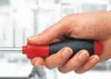 A hand holding a screwdriver. Voir les images du produit