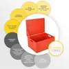 A red wooden storage box with its lid open, surrounded by circular callouts describing its features. Produktbild-Vorschau