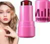 Rosa Blush-Stift mit dunkelroter Produktspitze, neben einer Frau mit blonden Haaren und rosa Lippenstift Anteprima dell’immagine prodotto