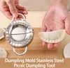 Hands are shown holding a stainless steel dumpling mold and a finished dumpling. Produktbild-Vorschau