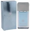 Parfüm Trussardi Blue Land in eckigem Glasflakon mit hellblauer Flüssigkeit und silberner Kappe, daneben schimmernde blaue Verpackung. Anteprima dell’immagine prodotto