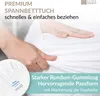 A hand is shown stretching a white fitted sheet, demonstrating its elasticity and fit. Text overlays highlight product features. Produktbild-Vorschau