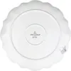 The back of a white ceramic plate with a scalloped edge and branding in the center. Produktbild-Vorschau