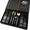 A set of cutlery is displayed in a black presentation box. Voir les images du produit