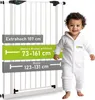 A baby is standing next to a white safety gate with text overlays indicating dimensions and features. Produktbild-Vorschau