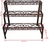 A three-tiered plant stand with decorative scrollwork on a white background, with dimensions indicated by measurement lines. Anteprima dell’immagine prodotto