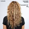 A split image showing a person's back with their curly hair before and after using a product. Produktbild-Vorschau