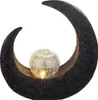 A solar-powered decorative light with a crescent moon-shaped base and a crackled glass orb in the center. Anteprima dell’immagine prodotto
