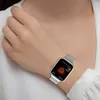 A person wearing a smartwatch with a silver mesh band. Náhled obrázku produktu