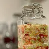 A close-up of a glass jar filled with fermented vegetables. Anteprima dell’immagine prodotto