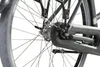 A close-up view of the rear wheel and drivetrain of a bicycle. Voir les images du produit