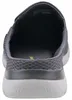 Auf dem Bild ist ein grauer Freizeitschuh abgebildet der von der Außenseite betrachtet wird. Der Schuh zeichnet sich durch ein modernes Design und atmungsaktive Materialien aus. Podgląd zdjęcia produktu