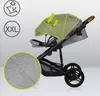 A stroller with its canopy extended, shown against a light gray background. A close-up inset shows the fabric with water droplets, indicating water resistance. Icons indicating sun protection and XXL size are also present. Anteprima dell’immagine prodotto