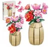A collage showing a building block flower set in a vase, with a box of the product in the background. Produktbild-Vorschau