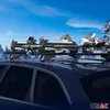 A car with skis and snowboards mounted on a roof rack in a snowy environment. Podgląd zdjęcia produktu