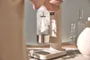 A person is using a AARKE water carbonator to make sparkling water. Produktbild-Vorschau