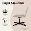A marketing image of a beige office chair with text overlays highlighting its features. Voir les images du produit