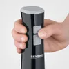 A hand holding a black hand blender. Náhled obrázku produktu