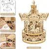 A collage showing the steps to assemble a wooden carousel model, with the finished product on the right. Anteprima dell’immagine prodotto