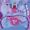 A close-up view of a backpack's buckle and decorative elements. Voir les images du produit