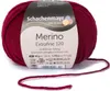 A ball of dark red merino wool yarn with its label. Produktbild-Vorschau