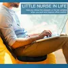 A person is sitting and using a laptop, with a cushion under them. Produktbild-Vorschau