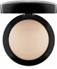 A close-up, front-facing shot of a MAC Mineralize Skinfinish Natural compact powder. Podgląd zdjęcia produktu