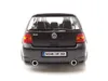 The rear view of a black Volkswagen Golf R32 model car. Voir les images du produit