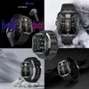 Schwarze robuste Smartwatch mit Silikonarmband und Metallarmband, gezeigt mit schwarzen kabellosen Ohrhörern, mit verschiedenen Zifferblättern und Funktionen Náhled obrázku produktu