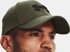 Close-up of a man wearing a green Under Armour cap. Produktbild-Vorschau