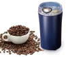Dunkelblauer elektrischer Kaffeemühle mit durchsichtigem Deckel neben einer weißen Tasse, die überläuft mit gerösteten Kaffeebohnen Náhľad obrázku produktu