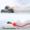 A split image showing a person sleeping on two different pillows, illustrating the difference in spinal alignment. Produktbild-Vorschau