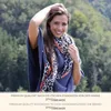 styleBREAKER Damen Schal mit Leo Muster und farbigem Produktbild-Vorschau 6