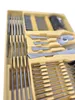 A close-up, angled view of a cutlery set organized in a yellow tray. Anteprima dell’immagine prodotto